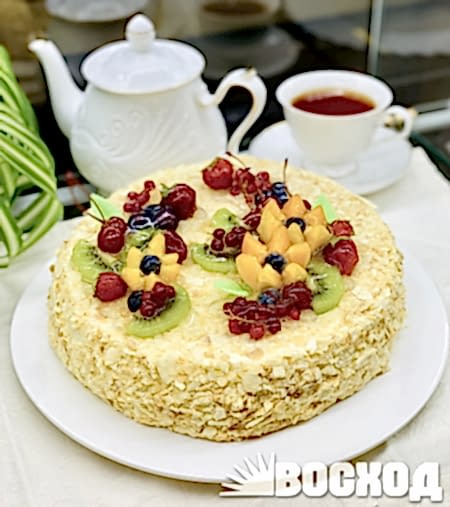 Торт Наполеон, декор фрукты, ягоды