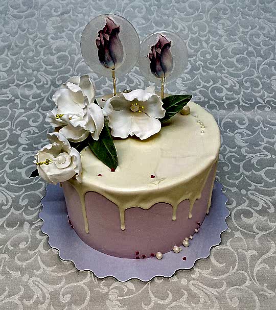 Торт Праздничный № 647, декор - цветы, леденцы с фотопечатью