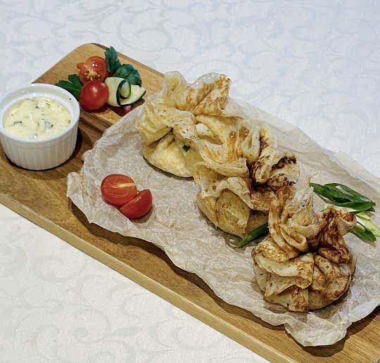 Блинчики с сыром и грибами в мешочке.