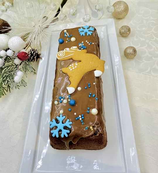 Брауни шоколадный в зимнем оформлении