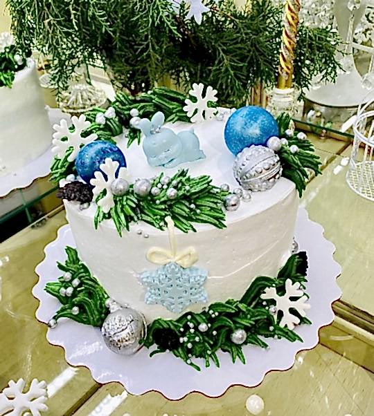 Торт Праздничный № 573, декор - новый год (голубой зайчик, новогодние игрушки, снежинки)