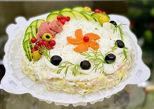 Салат Мясной в праздничном оформлении № 2 (огурцы, оливки, морковь, калина)