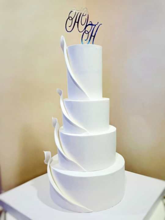 Торт Праздничный № 649, декор - воланы, оборки, топер из акрила ЮН