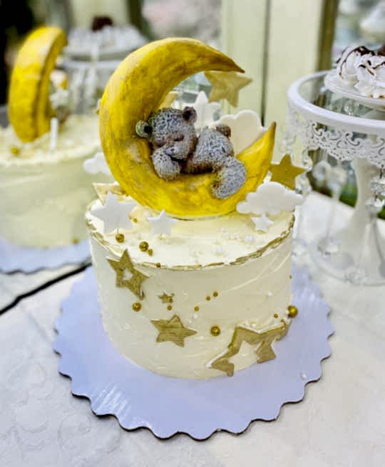 Торт Праздничный № 663, декор - мишка на месяце, облака, звезды