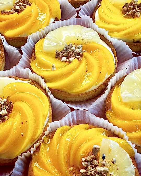 Пирожное песочное с персиками, карамелью и заварным кремом 150 гр