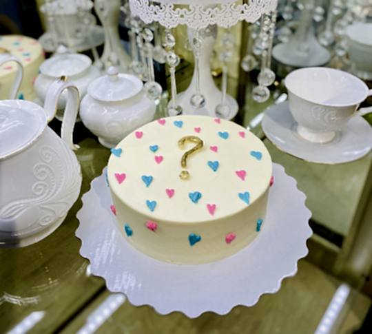 Торт Праздничный № 539 на праздник определение пола будущего ребенка, декор - маленькие розовые и голубые сердечки