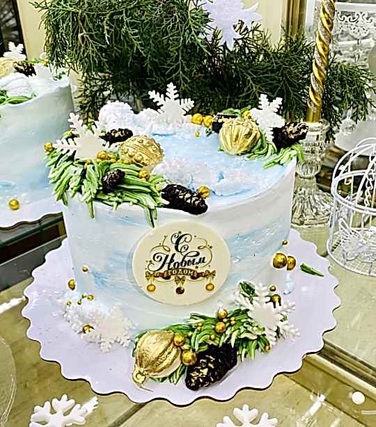 Торт Праздничный № 572, декор - новый год (шишки, новогодние игрушки, снежинки)