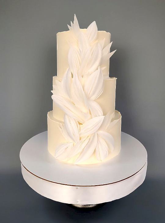 Торт Праздничный № 715, 3х ярусный, с белыми лепестками