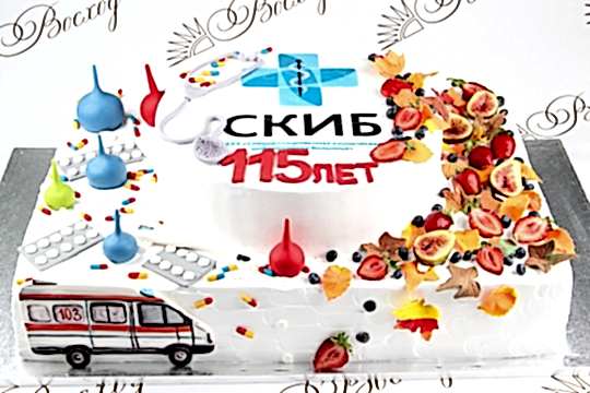 Торт № 963 "Праздничный" в оформлении сливки, фотопечать, фрукты