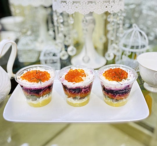 Салат "Сельдь с гарниром в стаканчиках, оформлен красной икрой", 160 гр.