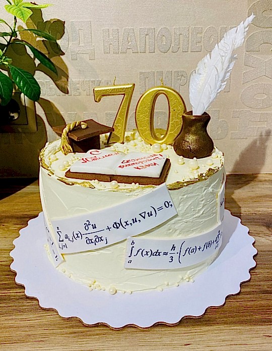 Торт Праздничный № 666, декор - шапка конфедератка, чернильница с пером, цифры 70