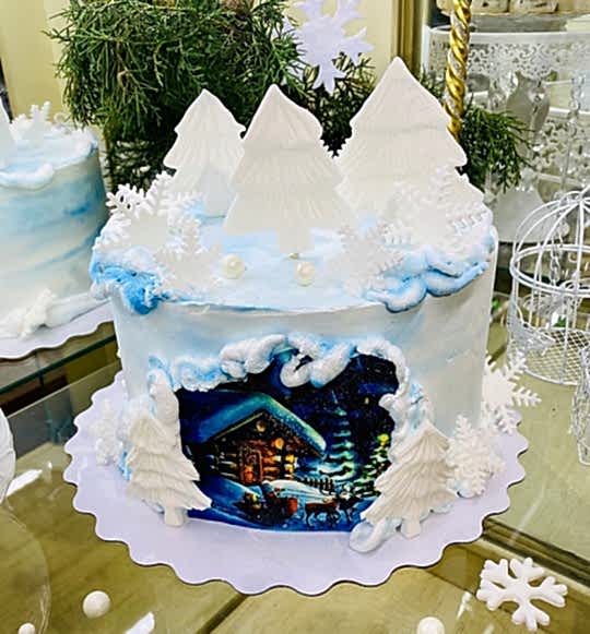 Торт Праздничный № 571, декор - новый год (белые елки, фотопечать избушка в снегу)