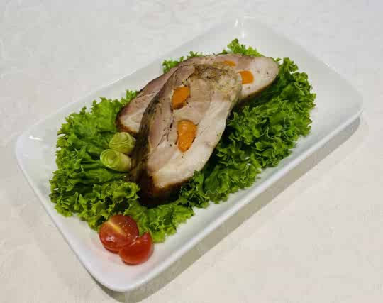 Грудинка свиная с морковью и чесноком, запеченная