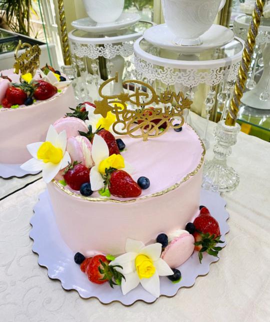 Торт Праздничный № 659, декор - цветы, ягоды по сезону, топпер деревянный