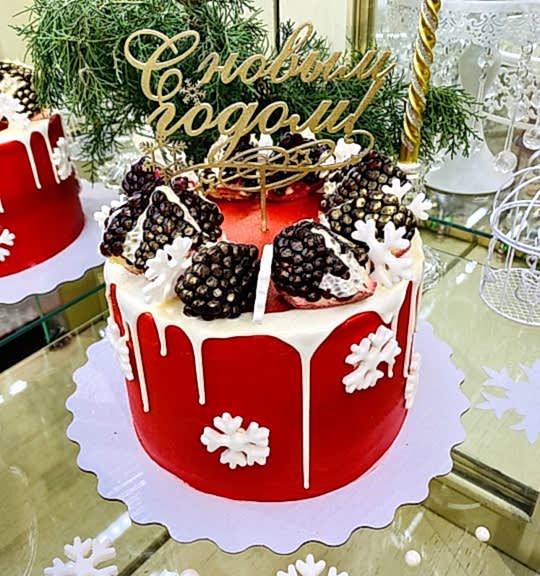Торт Праздничный № 580, декор - новый год (цвет - красный, натуральный гранат с золотыми мазками, леденцы, снежинки, топпер - С новым годом!)