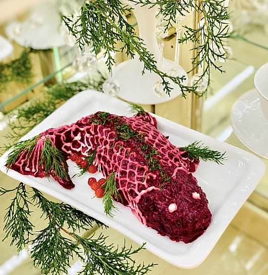 Салат Сельдь с гарниром в форме рыбки, 1шт - 0,5 кг