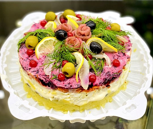 Салат Сельдь с гарниром в праздничном оформлении