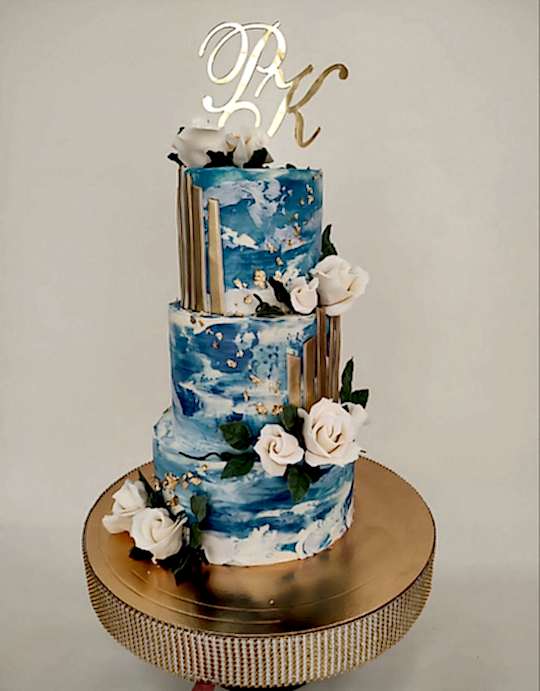 Торт Праздничный № 717, 3х ярусный, белые розы на голубом