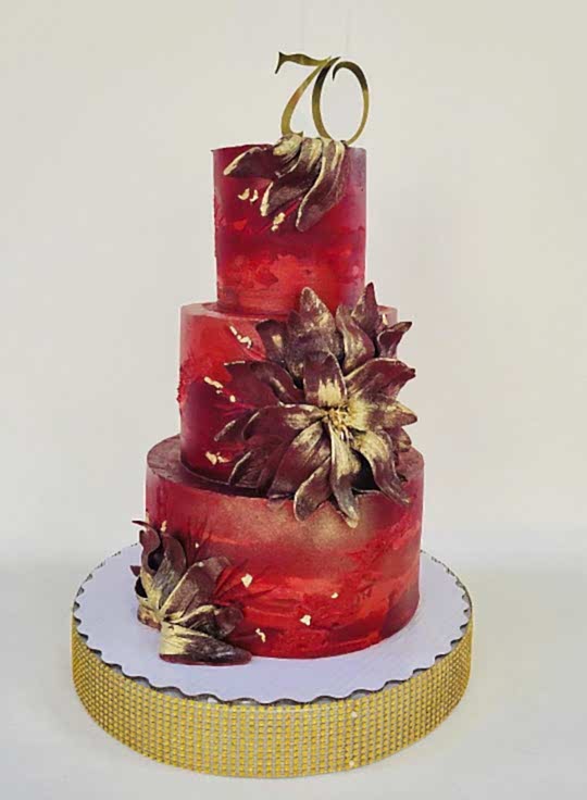 Торт Праздничный № 645, декор - цветы, цифры 70