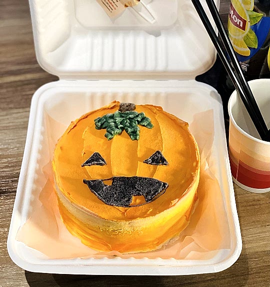 Бенто-торт № 530, белый бисквит, декор ХЭЛЛОУИН, ПОД ЗАКАЗ ЗА 48 ЧАСОВ.