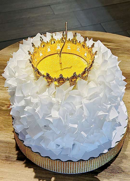 Торт Праздничный № 689, с короной и блестками.