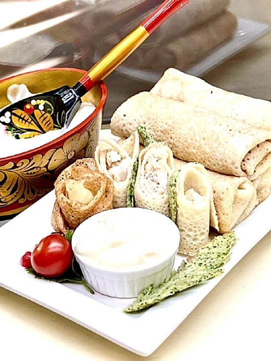 Блины с отварной курицей и сыром сулугуни