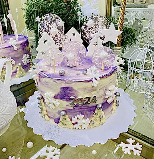 Торт Праздничный № 574, декор - новый год (сиреневый оттенок, белые елки, леденцы, снежинки)