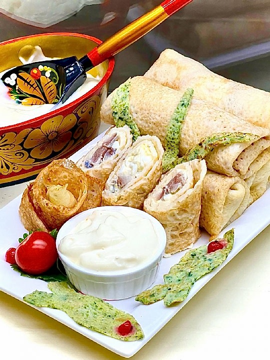 Блины с сельдью, яйцом и зеленым луком