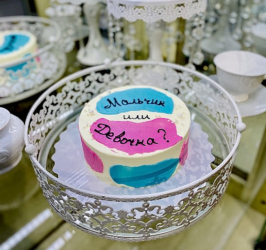 Торт Праздничный № 540 на праздник определение пола будущего ребенка, декор - широкие мазки розовые и голубые