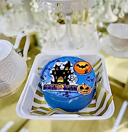 Бенто-торт № 531, белый бисквит, декор ХЭЛЛОУИН, ПОД ЗАКАЗ ЗА 48 ЧАСОВ.