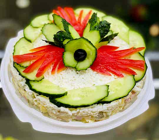 Салат Мясной в праздничном оформлении № 1 (огурцы, перец болгарский)