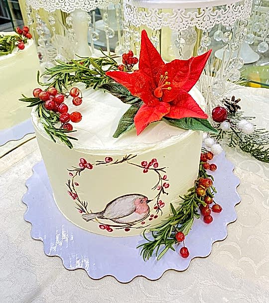 Торт Праздничный № 584, декор - новый год (красный цветок - пуансетия, ручная роспись - снегирь)