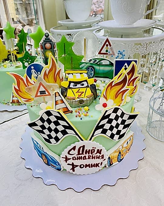 Торт Праздничный № 665, декор - машинки, знаки дорожного движения