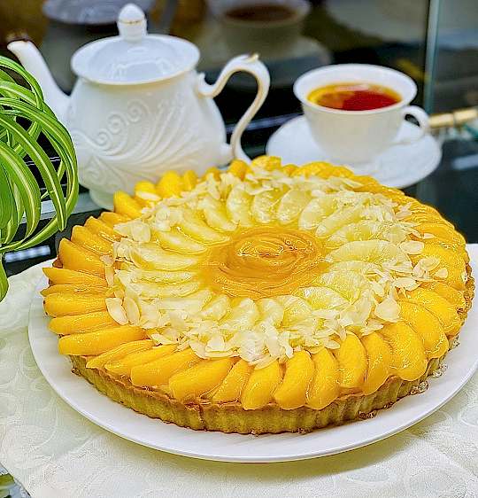 Пирог песочный с консервированными персиками и карамелью