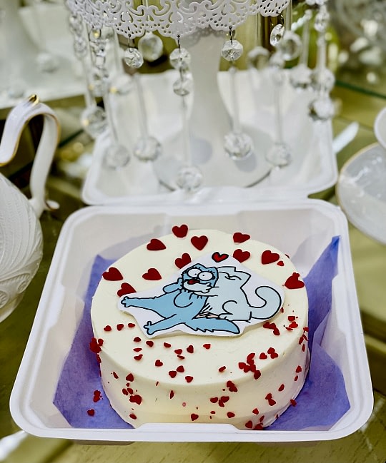 Бенто-торт № 487 (белый бисквит). ПОД ЗАКАЗ ЗА 72 ЧАСА. Декор сердечки, 2 кота.