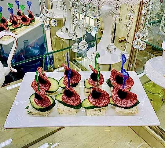 Канапе с колбасой, огурцом и оливками 35 гр.