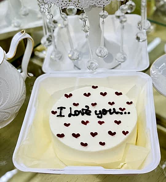 Бенто-торт № 485 (белый бисквит). ПОД ЗАКАЗ ЗА 72 ЧАСА. Декор сердечки. Надпись "Я тебя люблю..."