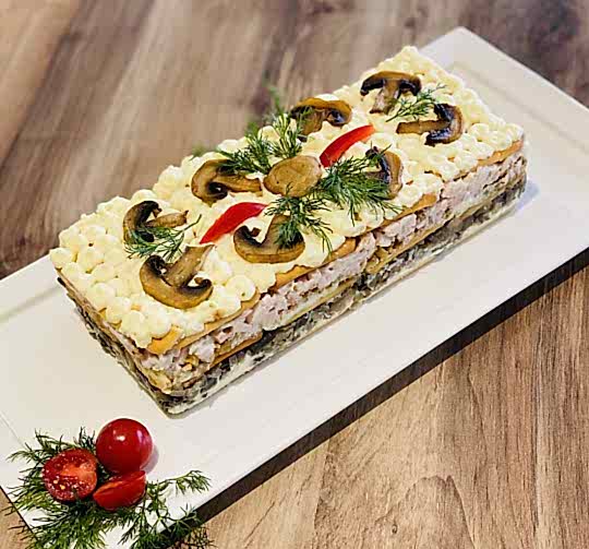 Закусочный торт с курицей и грибами