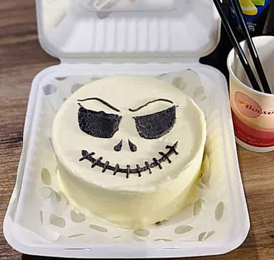 Бенто-торт № 529, белый бисквит, декор ХЭЛЛОУИН, ПОД ЗАКАЗ ЗА 48 ЧАСОВ.