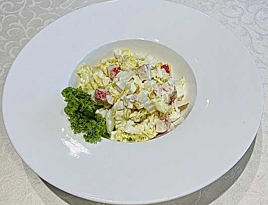 Салат с пекинской капустой и крабовыми палочками.