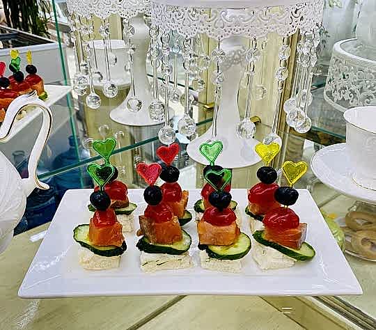 Канапе с красной рыбой, огурцом и оливками 35 гр.